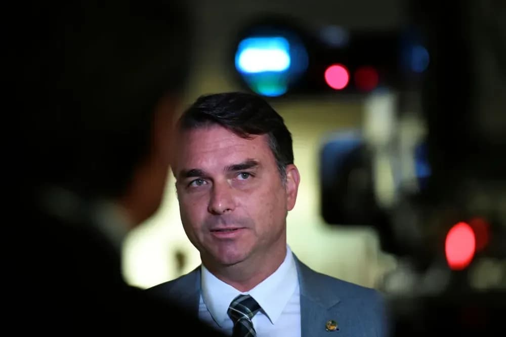 Defesa de Flávio Bolsonaro aciona MPE contra servidor da Secom por publicações