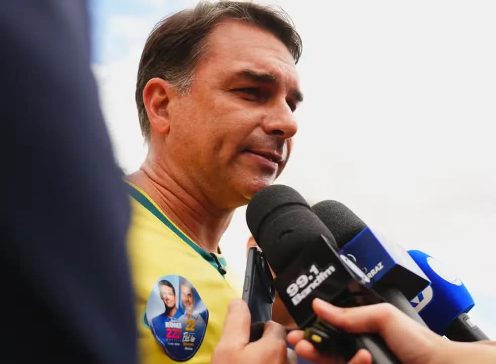 Flávio Bolsonaro aciona STF e pede apuração sobre elo entre Lula e dono do Master