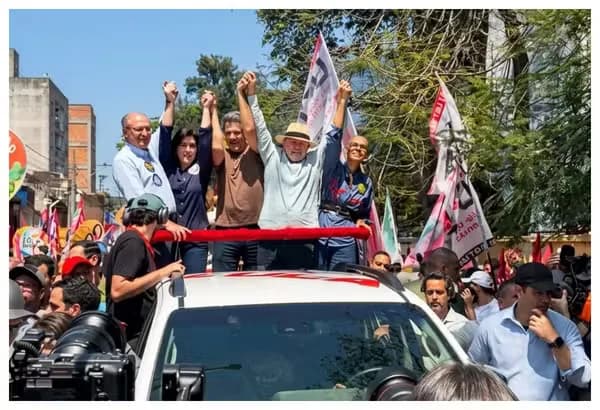 Lula realiza caminhada eleitoral em São Miguel Paulista com aliados
