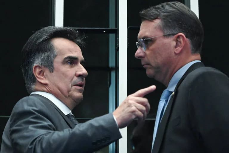 Flávio Bolsonaro articula apoio da federação União-PP para eventual segundo turno