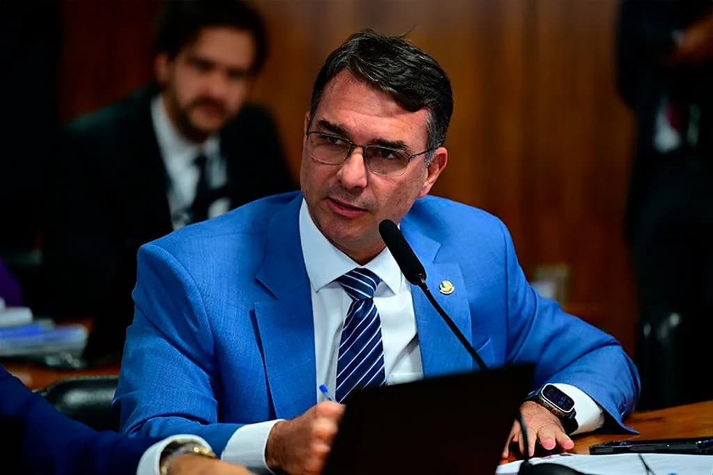 Coordenador da Secom compartilha publicação que incentivava boato contra Flávio Bolsonaro