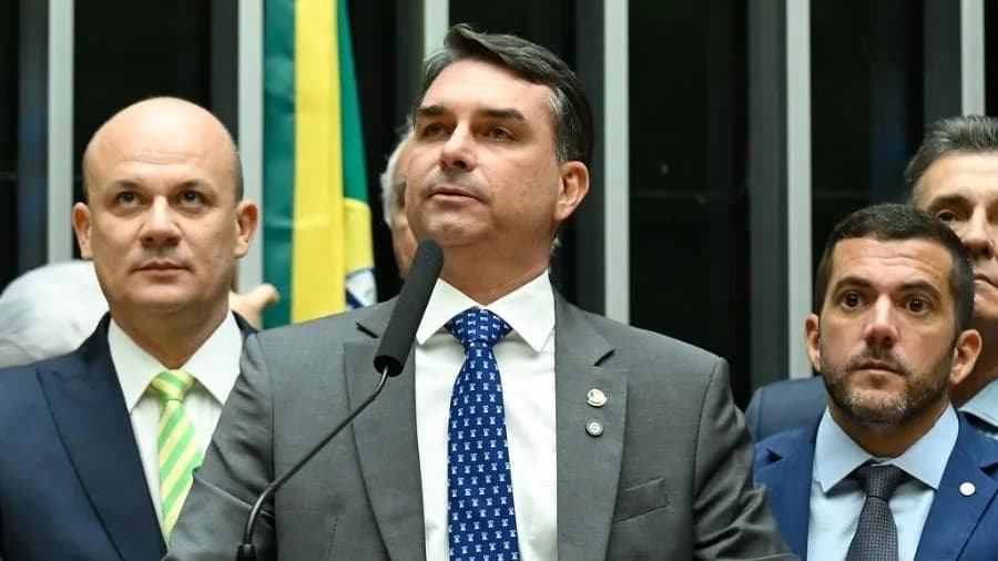 TSE determina retirada de vídeo que vincula Flávio Bolsonaro a caso de banco