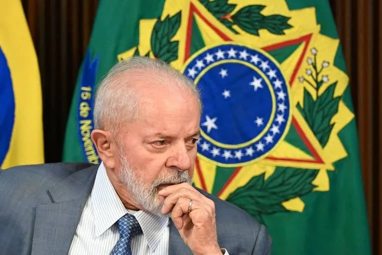 Avanço de Flávio Bolsonaro nas pesquisas faz Lula reavaliar estratégia e cogitar ida a debate na TV