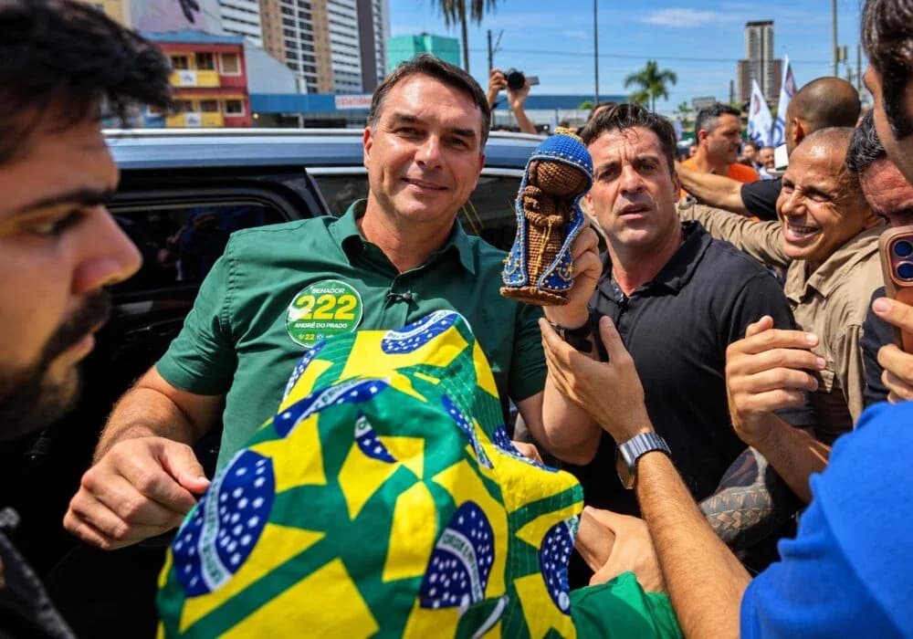 Flávio Bolsonaro e Tarcísio erguem imagem de Nossa Senhora em caminhada no Centro da capital