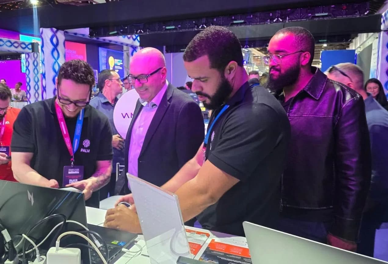 Matheus Esquivel CEO e fundador da Palm, apresentando a tecnologia para o prefeito de Campinas, Dário Saad.