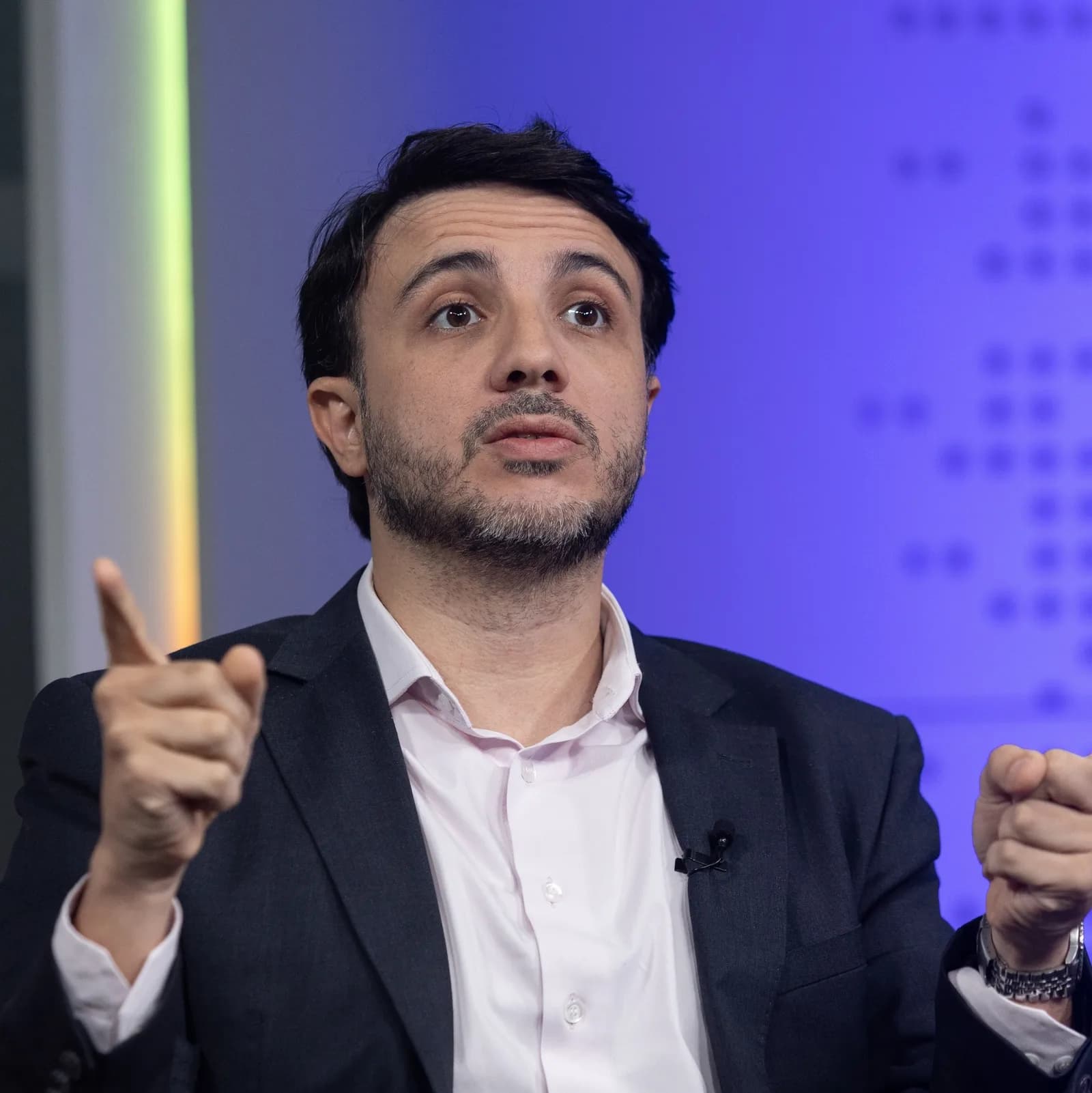 Revista The Economist critica polarização entre Lula e Flávio e aponta ideias de Renan Santos