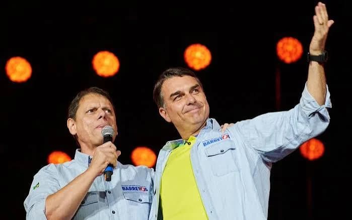 Flávio Bolsonaro e Tarcísio sobem ao palco de festival em Jaguariúna na reta final de campanha