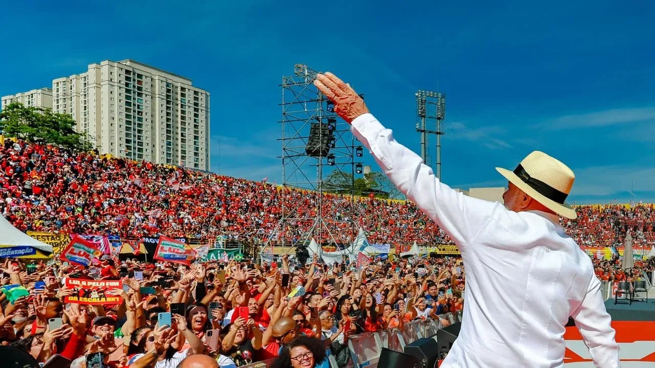 Lula critica adversários e cita investigações durante comício eleitoral no Rio de Janeiro